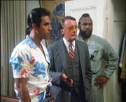 Das A-Team macht sich in Hong Kong auf die Suche nach Hannibal... (v.li.: Eddie Velez, Robert Vaughn und Mr. T)