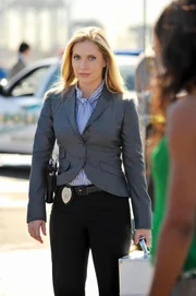 Die Ballistik-Expertin des CSI-Teams, Calleigh (Emily Procter), trifft am Tatort ein.