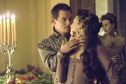 Anne (Natalie Dormer, r.) leidet darunter, dass Henry (Jonathan Rhys Meyers, l.) eine Mätresse hat. Vater Boleyn, der Graf von Wiltshire, macht ihr klar, dass sie dagegen nichts machen könne. Wichtig ist nur, dass die Mätresse keine Feindin der Familie ist. Deshalb schickt Anne, um den König nicht zu verlieren, schweren Herzens ihre Kusine in sein Bett ...