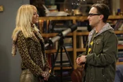 Kaley Cuoco (Penny), Johnny Galecki (Leonard).