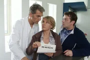 Nikola (Mariele Millowitsch) traut sich nicht in die Akte zu schauen, denn wenn sich die Prophezeiung bewahrheitet, wird etwas Furchtbares geschehen. Dr. Schmidt (Walter Sittler, li.) und Tim (Oliver Reinhard) sind gleichermaßen paralysiert...