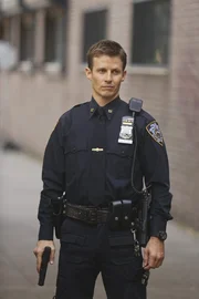 Während Jamie (Will Estes) sich mit dem Tod eines 14-Jährigen Gangmitglieds auseinandersetzen muss, untersuchen Danny und Maria den Mord an einem spielsüchtigen Banker ...