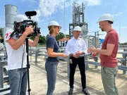 In Rüdersdorf wird getestet, ob Wasserstoff sicher in einer Salzkaverne gespeichert werden kann. Presenterin Lena Ganschow mit Stefan Dohler von EWE und Projektleiter Hayo Seeba.
