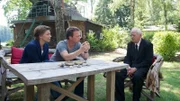 Von Hansen Hansen (Thomas Neumann, r.) erfahren die Ermittler, dass sich in dem Safe in Belinda Balthasars Büro eine große Menge Bargeld befand. Wurde sie schlicht Opfer eines missglückten Einbruchs? Doch es verdichten sich auch die Hinweise, dass Belinda gezielt falsche Vorhersagen machte und dafür Geld kassierte. Darum kümmern sich die Kommissare Katrin Börensen (Claudia Schmutzler, l.), Sven Herzog (Michael Härle, M.).