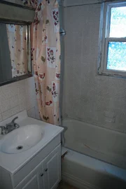 Noch gibt das Badezimmer nichts her, doch Christina und Tarek El Moussa wollen das schon bald ändern ...