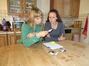Sandra Eckardt (l.) und Kerstin im Gespräch.