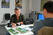 Ingo (André Dietz, l.) teilt seine wiedergewonnenen Erinnerungen unwohl mit der Polizei. Rechts Malte Uhlig (Stefan Pfau)