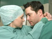 Viola Stein (Simone Hanselmann) und Dr. Philipp Brentano (Thomas Koch). Die Famulantin ist sich ihrer Wirkung auf Männer durchaus bewusst und setzt dies gezielt ein, um ihr Ziel zu erreichen.