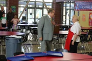 (v.l.n.r.) Bill Doty (Ryan Stiles); Franklin (Evan O'Toole); Greg Otto (Diedrich Bader); Anna-Kat Otto (Julia Butters); Mr. Green (Drew Carey); Kantinen-Frau (Kathy Kinney)