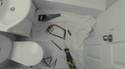Werkzeuge auf dem Badezimmerboden