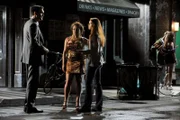 Wayne (Owain Yeoman, l.) und Grace (Amanda Righetti, r.) ermitteln in einem neuen Fall und stoßen dabei auf Astrid (Paula Jai Parker, M.), doch weiß sie etwas über die geschehenen Morde?