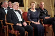 Heidrun (Verena Plangger, 2.v.r.) muss mitansehen wie Günter (Peter Lerchbaumer, l. mit Komparsen) vor Otto von Suhr (Karl Knaup, r.) einschläft.