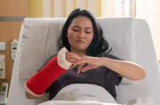Dr. Lilly Phan (Mai Duong Kieu) hat ihre Verlobung ufgelöst, doch nun bekommt sie den Ring nicht von ihrem Finger.