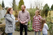 Weder Sandra (Silke Bodenbender, li.) und Reinhard Schlitter (Johann von Bülow, 2.v.l.) noch ihre Töchter Eva (Letizia Caldi, 2.v.r.) und Lisa (Lilith Serger, re.) können Mirco am Morgen im Haus finden.
