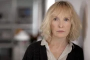 Monika Westin (Lindsay Duncan) bangt um ihre Tochter.