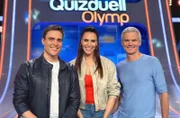 Moderatorin Esther Sedlaczek (M.) mit den Kandidaten des Teams "Tagesschau": Constantin Schreiber (l.) und Thorsten Schröder (r.)