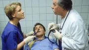 Dr. Schmidt (Walter Sittler, Mi.) hat sich in eine missliche Lage manövriert: Dr. Bender (Herbert Meurer, re.) und Nikola (Mariele Millowitsch) bereiten ihn für eine Magenspiegelung vor.