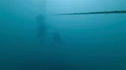Ross Kemp, die erfahrene Tauchpartnerin Emily Turton und der Sicherheitstaucher Mark Culwick steigen hinab zum Meeresboden und zum Wrack des Dampfschiffs Iona II aus dem 19. Jahrhundert. Bristol-Kanal. August 2021