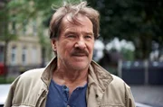 Schimanski (Götz George) hält nach wie vor nichts auf: Hat ein Fall sein Interesse und seinen Instinkt geweckt, will er die Wahrheit herausfinden. Das war schon immer so.