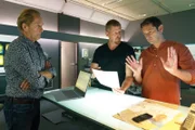 Spurensicherer Franz Wohlfahrt (Helmut Bohatsch, l.) zeigt Major Max Herzog (Martin Gruber, M.) und Bezirksinspektor Klaus Lechner (Andreas Kiendl, r.) die Rufdatenauswertung von Stammers Zweithandy.