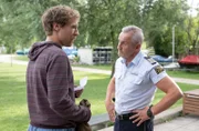 Marius Behrwald (Jakob Tögel, l.) bekommt von Paul Schott (Tim Wilde, r.) ein Hilfsangebot.