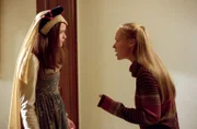 Rory (Alexis Bledel, l.) und Paris (Liza Weil, r.) sollen in dem Theaterstück "Romeo und Julia" mitspielen, doch das sorgt für einige Probleme, als ausgerechnet Rory die Julia spielen soll ...