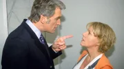 Dr. Schmidt (Walter Sittler) macht Nikola (Mariele Millowitsch) klar, dass sie Tim einen Bärendienst erwiesen hat, als sie ihn auf die Station geholt hat.