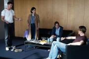 Lagebesprechung, v.li.: Vladimir Burlakov als Leo Hölzer, Brigitte Urhausen als Esther Baumann, Ines Marie Westernströer als Pia Heinrich, Daniel Strässer als Adam Schürk.