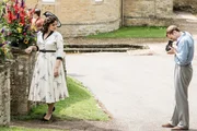 Bunty (Emer Kenny) wird von Harvey St. Gardner (Ben Lamb), Sohn der Familiendynastie, fotografiert, der es ihr angetan hat.