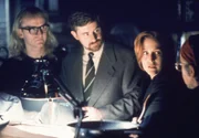 (v.l.n.r.) Langly (Dean Haglund); Byers (Bruce Harwood); Dana Scully (Gillian Anderson); Frohike (Tom Braidwood)
