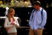 Riley (Marc Blucas, r.) ist erstaunt, als er von Buffys (Sarah Michelle Gellar) neuer Aufgabe als Vampirjägerin hört.