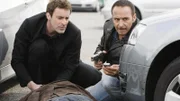 Nachdem Remberg erschossen wurde, erfahren Chris (Gedeon Burkhard, li.) und Semir (Erdogan Atalay) über das Handy des Toten, dass die Erpresser Semirs Frau mit Kind und Chris' Tochter in ihrer Gewalt haben.