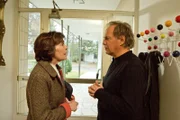 Therapeut Mussorkski (Uwe Ochsenknecht, r.) ist ratlos: Oma Ilse (Thekla Carola Wied, l.) ist einfach unglücklich.
