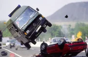 Die Kommissare verfolgen einen geklauten Ferrari, der die Kontrolle verliert und abhebt. Ein zufällig auf der Gegenfahrbahn fahrender Gefangenen-Transporter crasht wiederrum in den Ferrari und hebt ebenfalls ab...