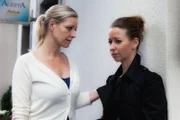 Einfühlsam kümmert sich Sonja (Anna Apitzsch, li.) um Ute (Isabell Hertel), die von ihrer Trauer über Rebeccas Tod überwältigt wird.