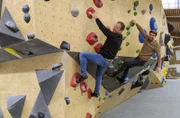 Tobias Kämmerer (li.) an der Kletterwand mit Robert von der Boulderhalle Studio Bloc.