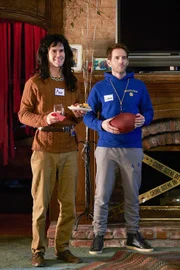 Dave (David Neher, l.); Jack Griffin (Glenn Howerton, r.)