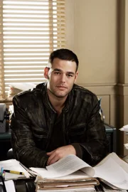 Bewährungshelfer Henry (Ivan Sergei) steht auf einmal mit einem Baby vor der Tür und möchte, dass Paige es eine Weile betreut, da es sonst in ein Heim muss ...
