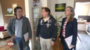 Benjamin (Mitte) zeigt Eva Brenner und John Kosmalla das Haus