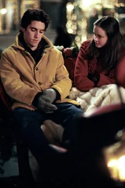 Bei einer Schlittenfahrt kommen Jess (Milo Ventimiglia, l.) und Rory (Alexis Bledel, r.) ins Gespräch und verstehen sich eigentlich ganz gut.
