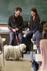Jack Griffin (Glenn Howerton, l.); Lynette (Elizabeth Alderfer, r.)