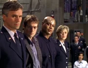 Das SG-Team (v.l.: Richard Dean Anderson, Michael Shanks, Christopher Judge, Amanda Tapping) wird zu einer Feier in den SGC gerufen.