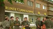 Das Jahr 1995 – der Reichstag wird verhüllt, ein Banküberfall hält die Stadt in Atem und Bruce Springsteen singt in einem Café im Prenzlauer Berg. Eine Berlin-Chronik der Superlative: Vier Jahrzehnte, von 1961, dem Jahr des Mauerbaus, bis 1999, als Berlin wieder Hauptstadt eines vereinten Deutschland ist. - Foto: Polizeiaufgebot - eine Bankfiliale in Berlin-Schlachtensee wird überfallen.