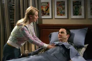 Kaley Cuoco (Penny), Jim Parsons (Sheldon).