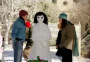 Noch ahnen Lorelai (Lauren Graham, l.) und Rory (Alexis Bledel, r.) nicht, dass Richard bei einem eigentlich gemütlichen Essen mit all ihren Freunden eine Bombe platzen lassen wird ...