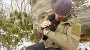 Präsentator Chris Morgan begleitet eine Forschergruppe zur Höhle von Schwarzbären.