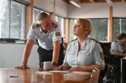 Paul Schott (Tim Wilde, l.) geht mit Nele Fehrenbach (Floriane Daniel, r.) nochmals alle Indizien durch.