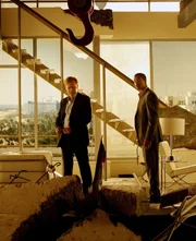 Bei einer Zeugenvernehmung ist ein Kranausleger in die Wohnung gekracht und hat den Zeugen getötet. Horatio (David Caruso, li.) und Delko (Adam Rodriguez) müssen nun in mühseliger Kleinarbeit Beweise sammeln, um den Mörder ohne die Aussage überführen zu können.