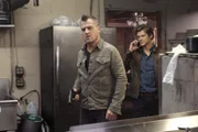 Während MacGyver (Lucas Till, r.) und Jack (George Eads, l.) einen gefährlichen Flüchtigen verfolgen, müssen sie sich mit der berüchtigten Kopfgeldjäger-Familie Colton auseinandersetzen, die ihre Zielperson bereits entführt hat.