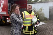 Tatjana (Judith Sehrbrock, l.) ist fassungslos, als Jens (Martin Luding, r.) ihr mitteilt, dass ihr gesamtes Möbellager von dem Feuer zerstört wurde.